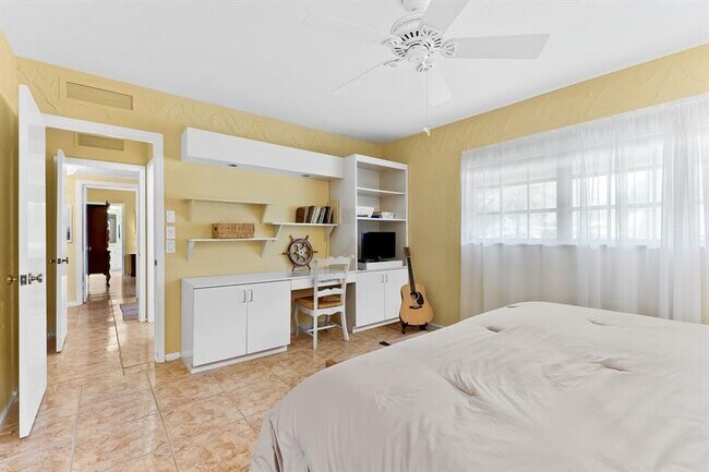 Building Photo - 3015 N Palm Aire Dr