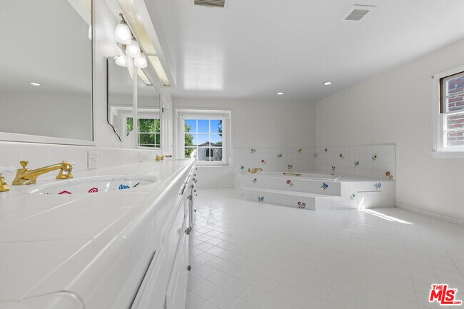 Building Photo - 4909 Morse Ave