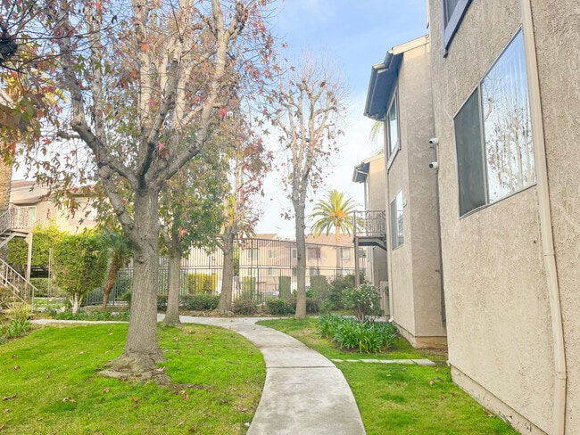 Building Photo - 2310 Lillyvale Ave
