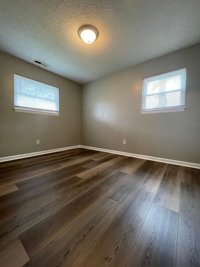 Building Photo - Inviting on Ivey!