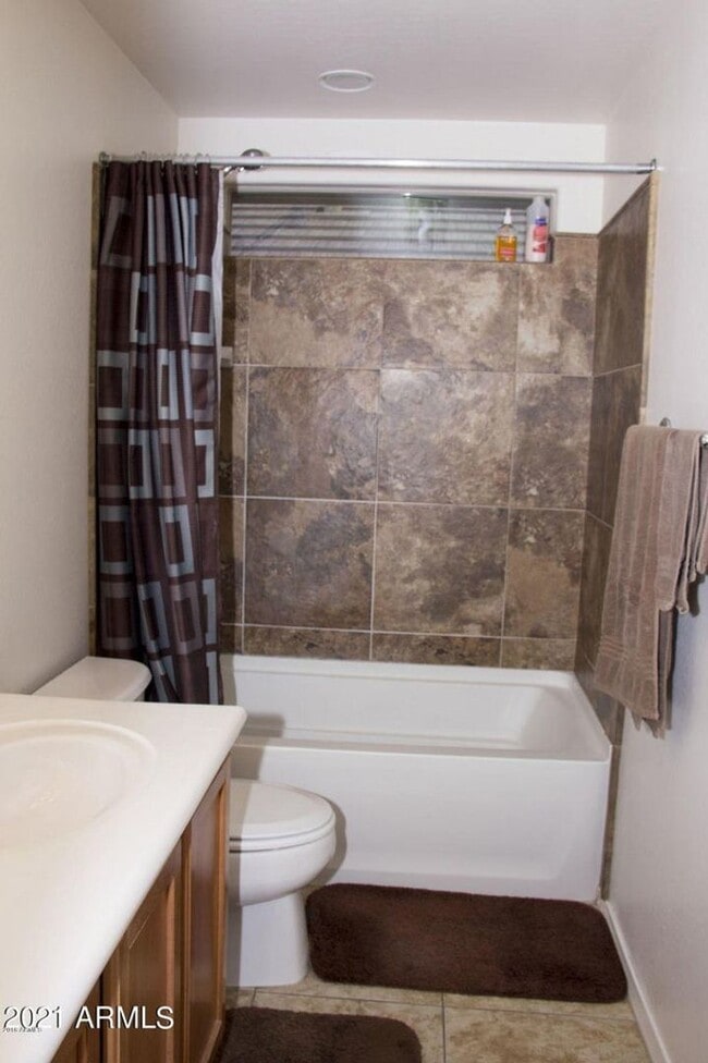 Building Photo - Charming 3 bedroom plus den and 2.5 bath home with full SOLAR !!