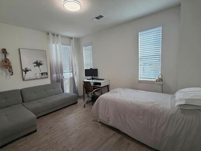 Building Photo - Luxury 4BR Home with Dual Side Yards, Putting Green & Zen-Inspired Master Suite