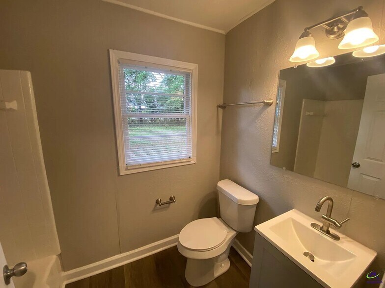 Building Photo - 827 Oak Ridge Dr