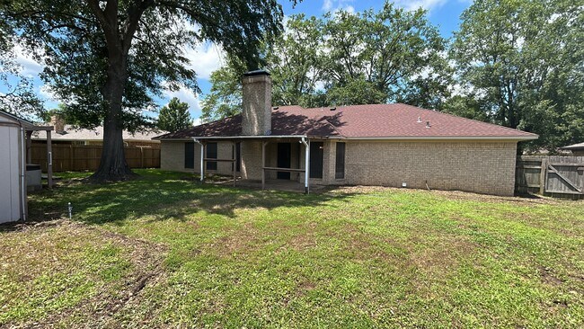 Building Photo - 1412 Woodbridge Dr