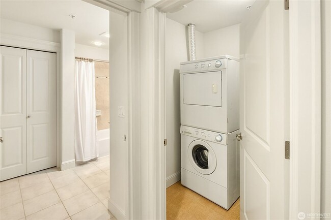 Building Photo - Quiet Magnolia condo within walking distan...