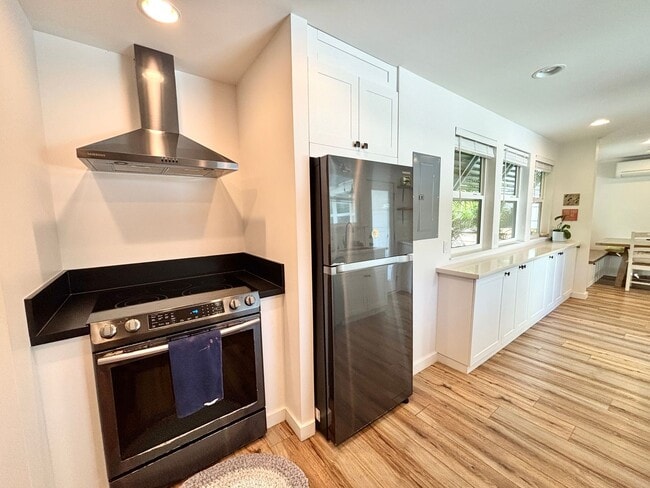 Building Photo - Available Now! 3 BED, 2 BATH HOME w/ UTILI...