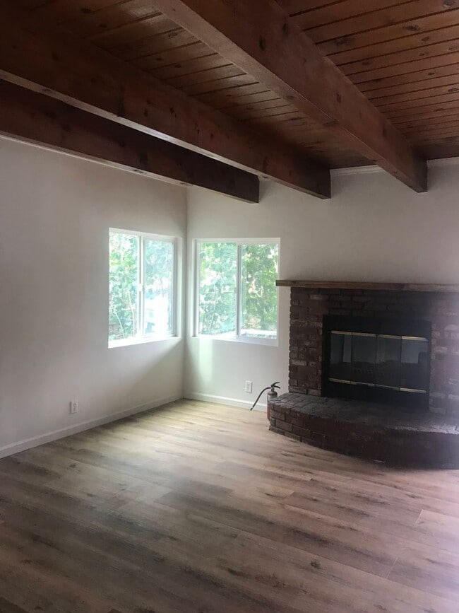 Building Photo - 841 Pine Knot Ave