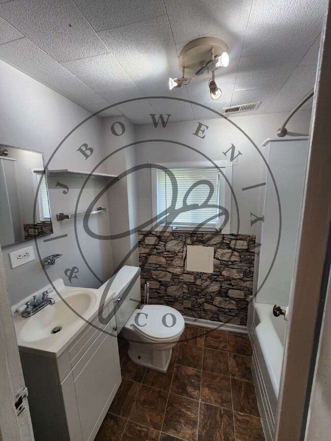 Building Photo - Spacious upper 1 bed with bonus room! Wate...