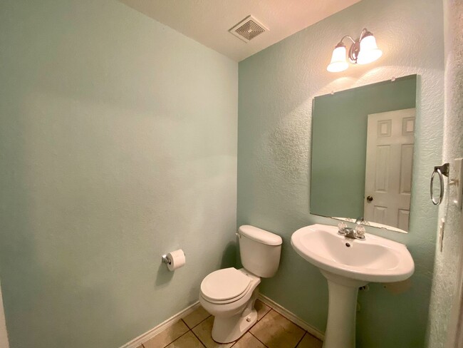 Building Photo - $300 OFF 1ST MONTH RENT IF YOU MOVE IN WIT...