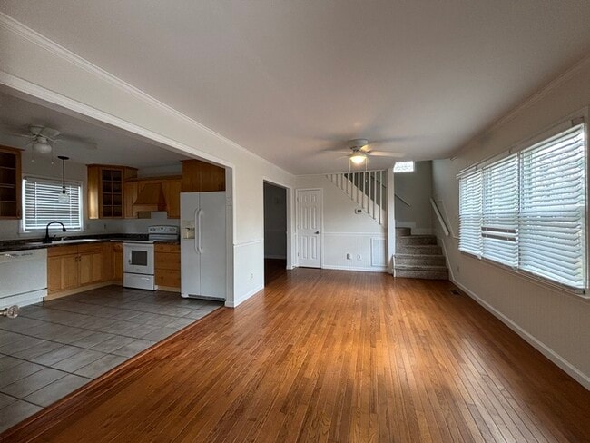 Building Photo - 3 Bedroom/1.5 Bath Charming House Large Fenced Yard