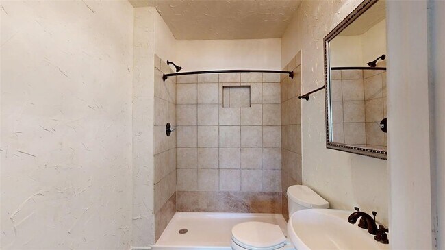 Building Photo - 911 E North Ave