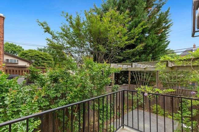 Building Photo - Available Now! 4 Bedroom  3.5  Bathroom Townhouse //Woodley Park// Garage, Driveway & 3 Levels of...