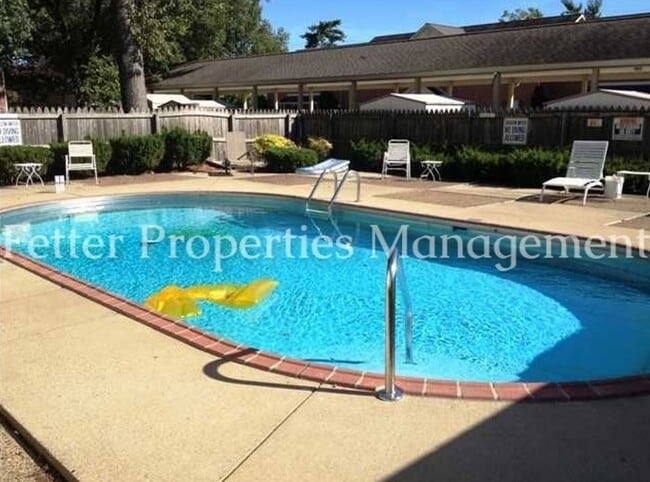 Building Photo - Townhouse Condo w/Pool Access!