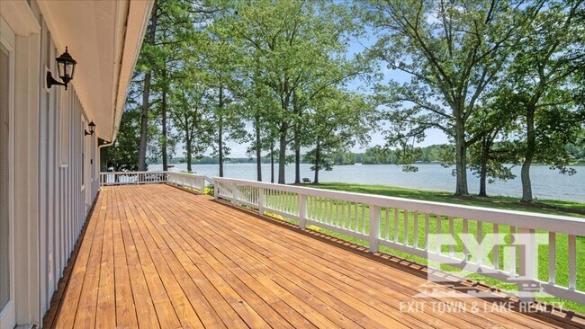 Building Photo - Gorgeous Waterfront Property with 4 Bedroo...