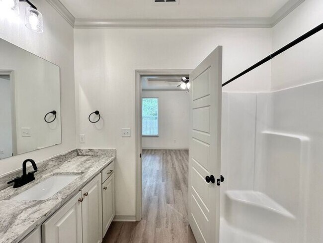 Building Photo - TOUR TODAY! 3 Bedroom 2 Bath Home in Tyler!
