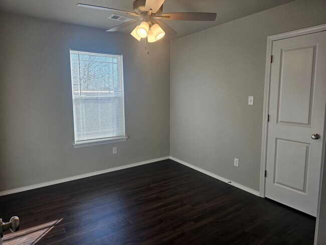 Building Photo - Beautiful New Townhomes in Alma! **MOVE IN...