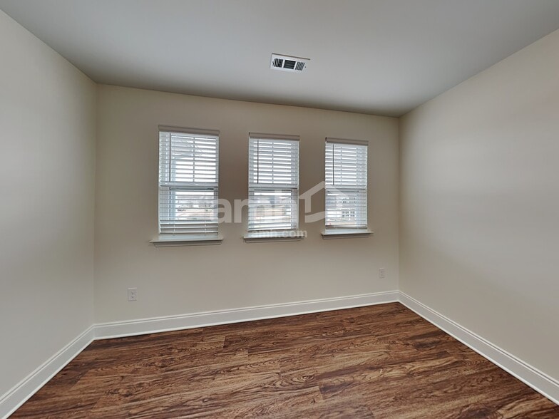 Building Photo - 1364 Lomond Dr