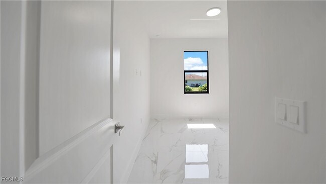 Building Photo - 121 Ichabod Ave