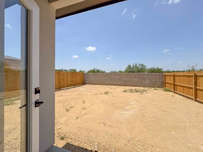 Building Photo - 530 Silvana Dr