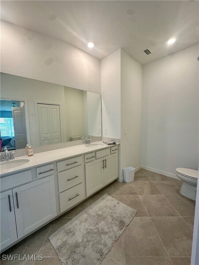 Building Photo - 15265 Grn Acrs Ave