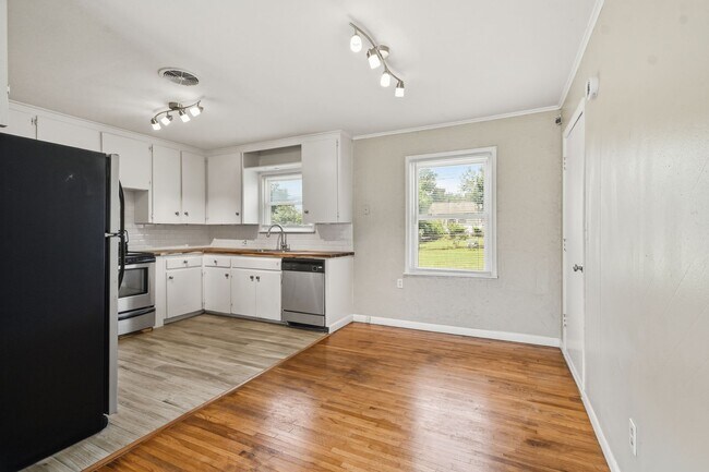 Building Photo - Charming 3 Bedroom 1 Bath near Route 66!