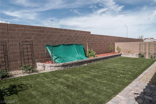 Building Photo - 1818 Vibrant Barn Ave