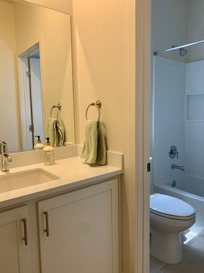 Building Photo - 4 Bedroom Home in Hollister with 3 Full Bathrooms and Central A/C