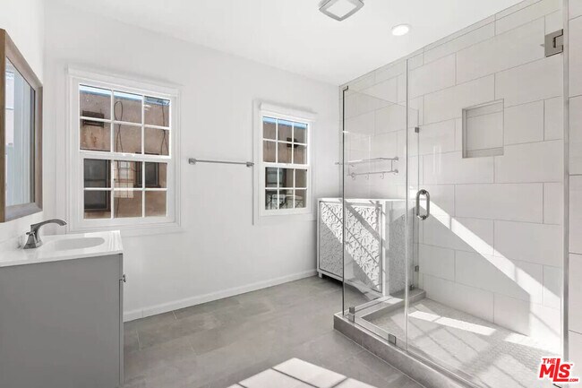 Building Photo - 1235 S Tremaine Ave