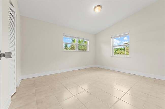 Building Photo - 1524 NW 18th Ct