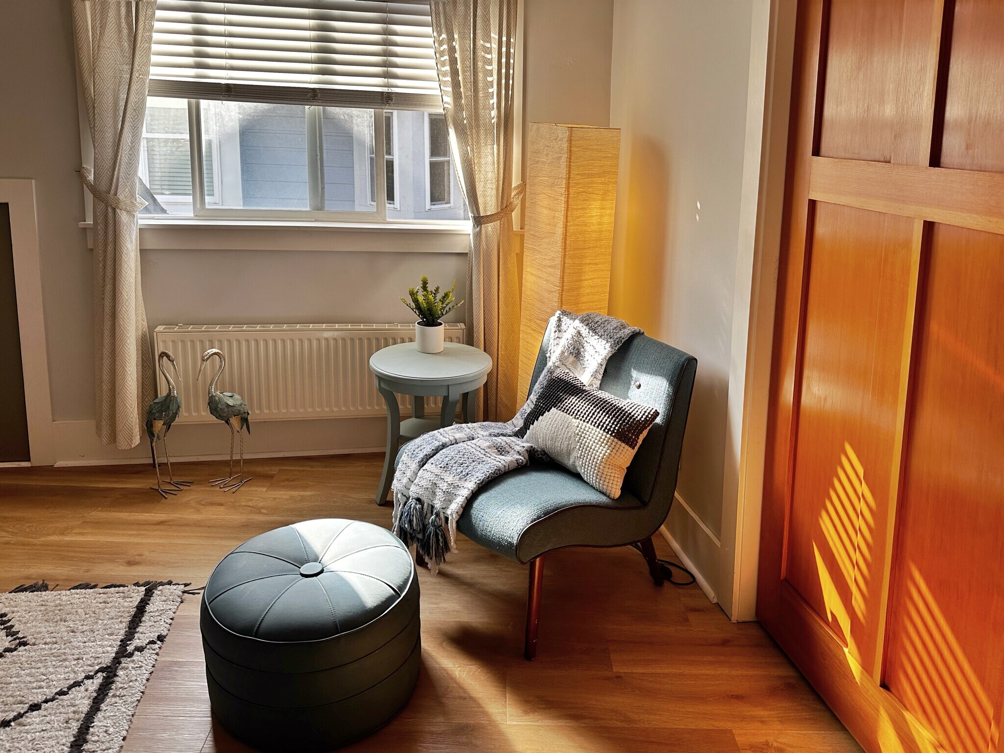 room for seating area in bedroom - 521 Palm St