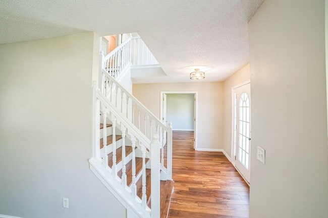 Building Photo - Spacious 5BR House in Fairburn