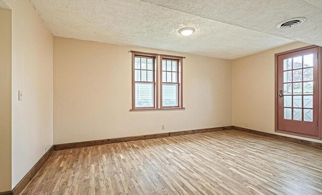 Building Photo - Beautiful 3 Bedroom, 1.5 Bath in Colonial West York!