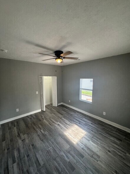 Building Photo - 1522 N Farmer Ave
