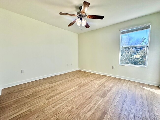 Building Photo - Upscale and modern 5bedroom/2.5bath home i...