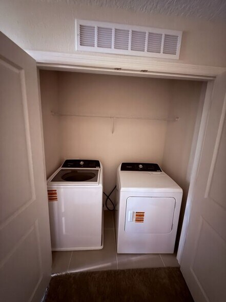 Building Photo - 105 Violet Vine Ln