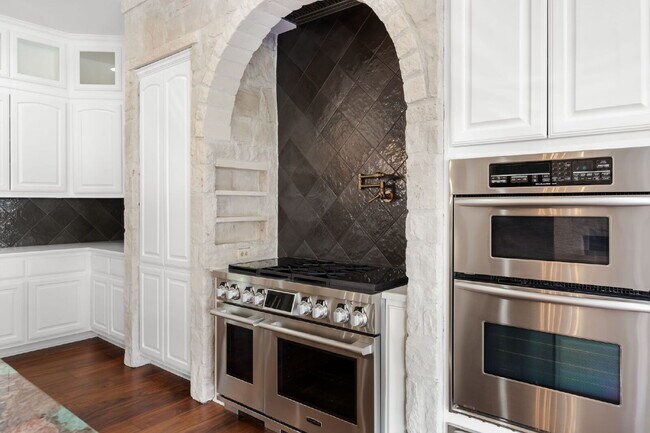 Building Photo - Elevated Executive Living in Lake Forest