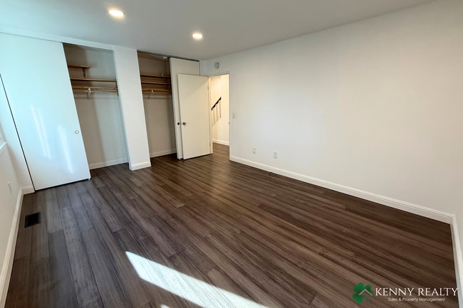 Building Photo - Bright 2 Bedroom, 1.5 Bathroom Home with O...
