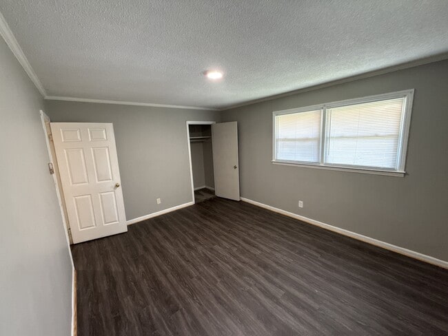 Building Photo - 401 Kern St