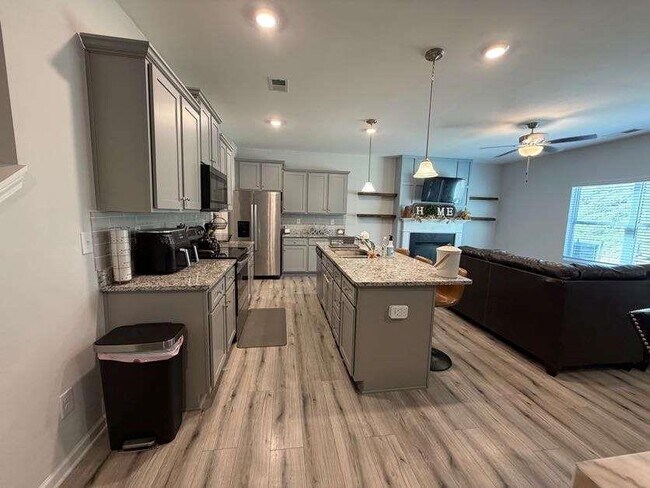 Building Photo - 7565 Knoll Hollow Rd