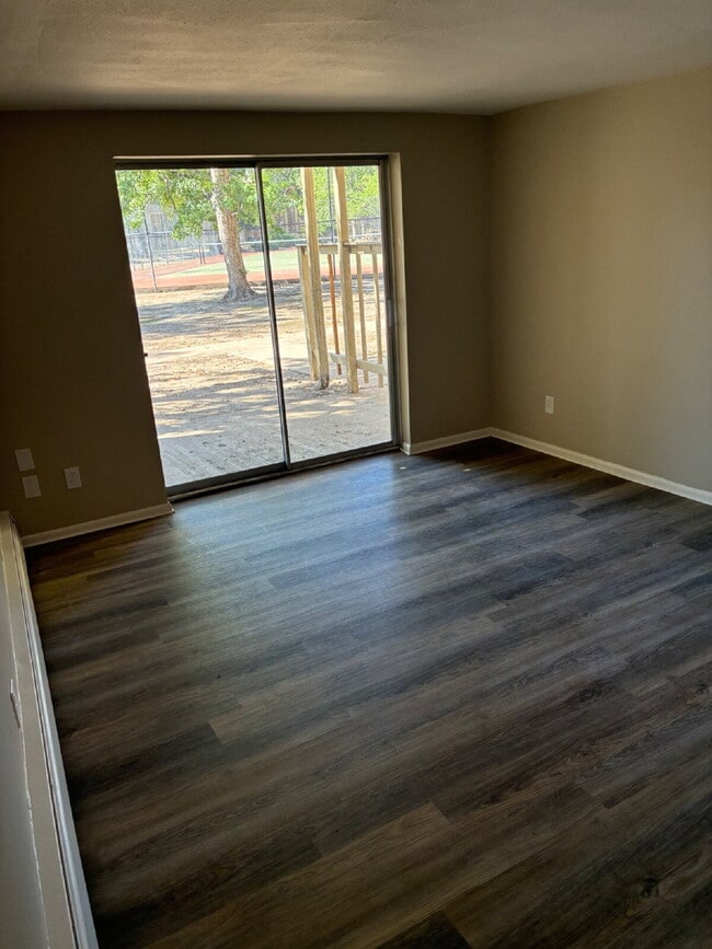 Building Photo - Updated 1 Bedroom 1 Bathroom on Ground Floor - Walkout Patio with easy access to amenities!