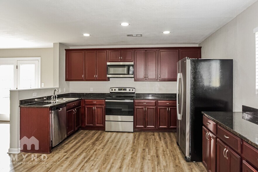 Building Photo - 3225 Lakeland Dr SW