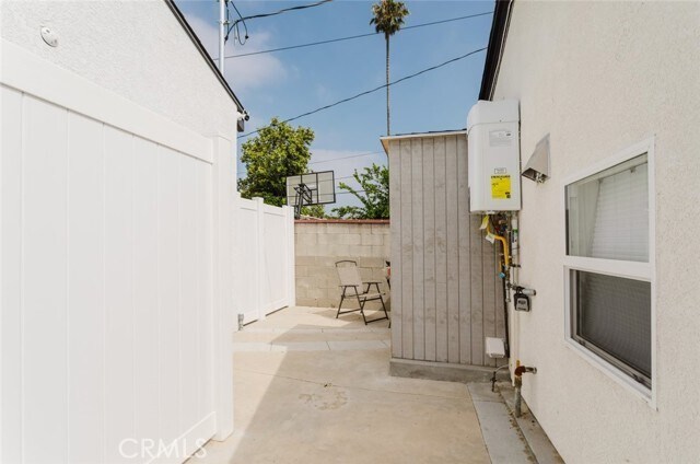 Building Photo - 6440 Lindley Ave