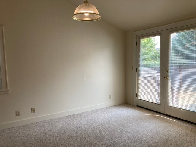 Building Photo - Campus House ~ 3 bedroom, 2 bath