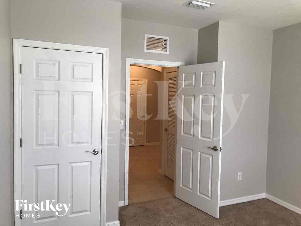 Building Photo - 220 SE 14th Terrace