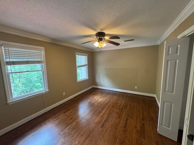 Building Photo - 483 Cambridge Way