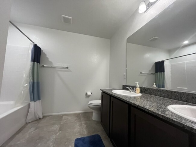 Building Photo - Stunning 3-bedroom, 2.5-bathroom house loc...