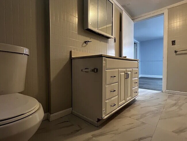 Building Photo - ELEGANT HOME