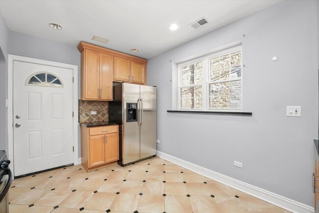 Building Photo - 5804 N Artesian Ave