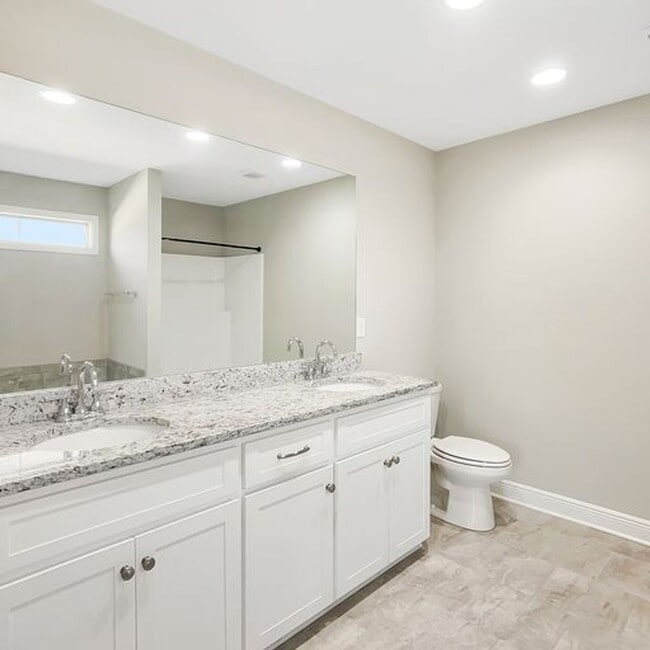 Building Photo - Beautiful 3 Bed 2 Bath Available in July!