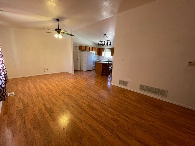 Building Photo - 429 S Oak Creek Dr